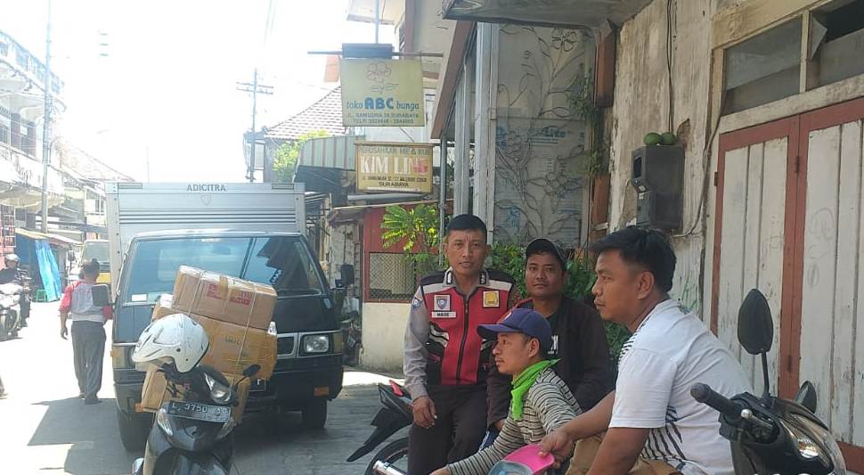 Babinkamtibmas Bongkaran Kunjungi Pemukiman, Titip Pesan Jaga Kerukunan