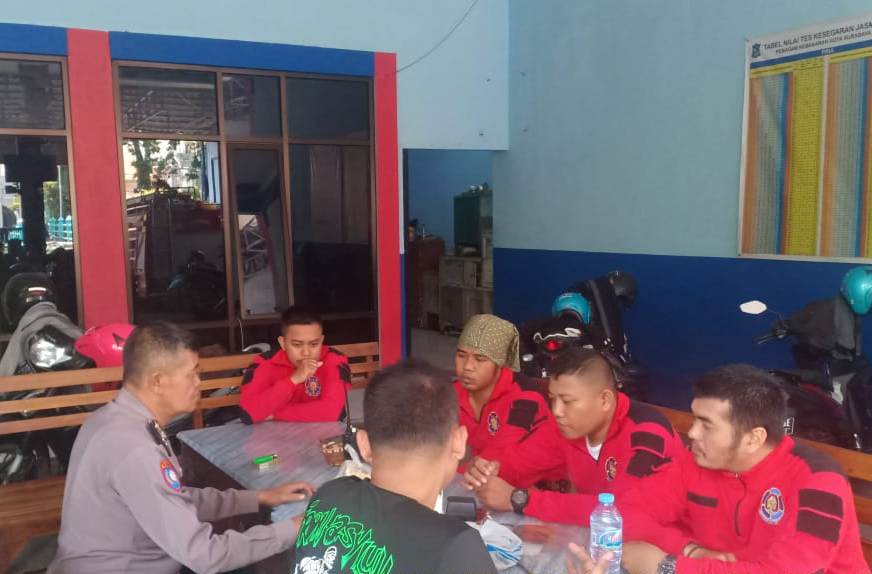 Babinkamtibmas Sidotopo Sampaikan Himbauan Anti Hoax Ke Petugas Damkar