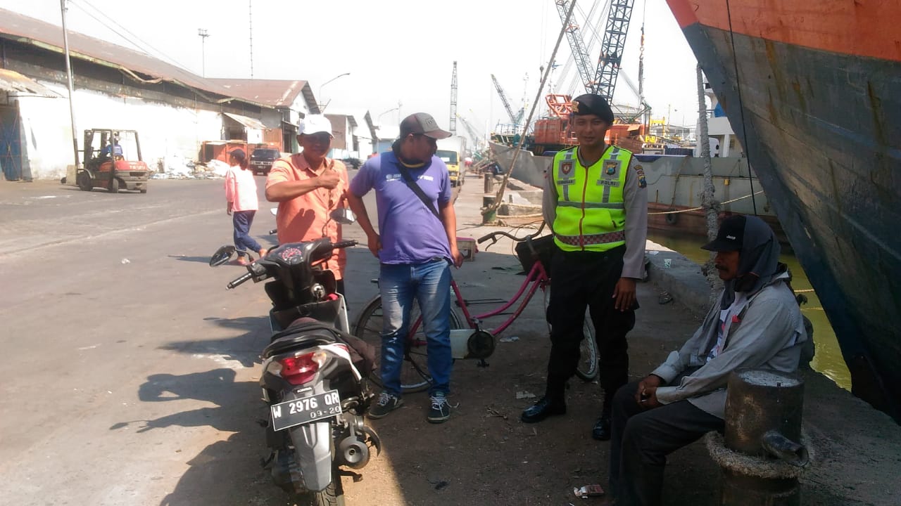 Satsabhara Polres Tanjung Perak Gelar Patroli Rutin, Pantau Keamanan Pelabuhan Kalimas