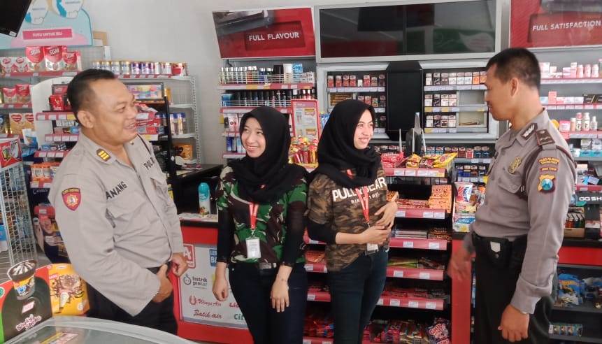 Polsek Krembangan Patroli Dialogis di Mini Market, Sampaikan Waspada Uang Palsu