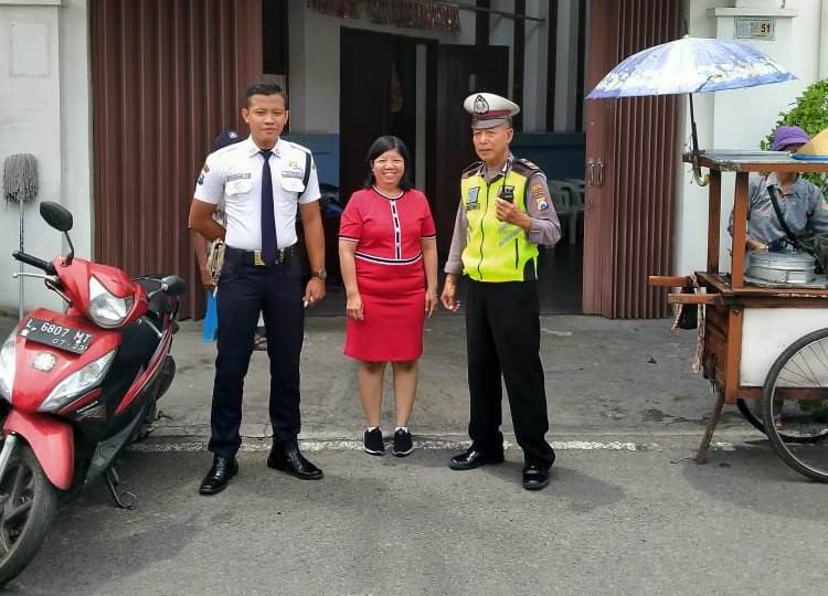 Unit Lantas Polsek Pabean Cantikan Pam Kebaktian Minggu di Gereja Gloria
