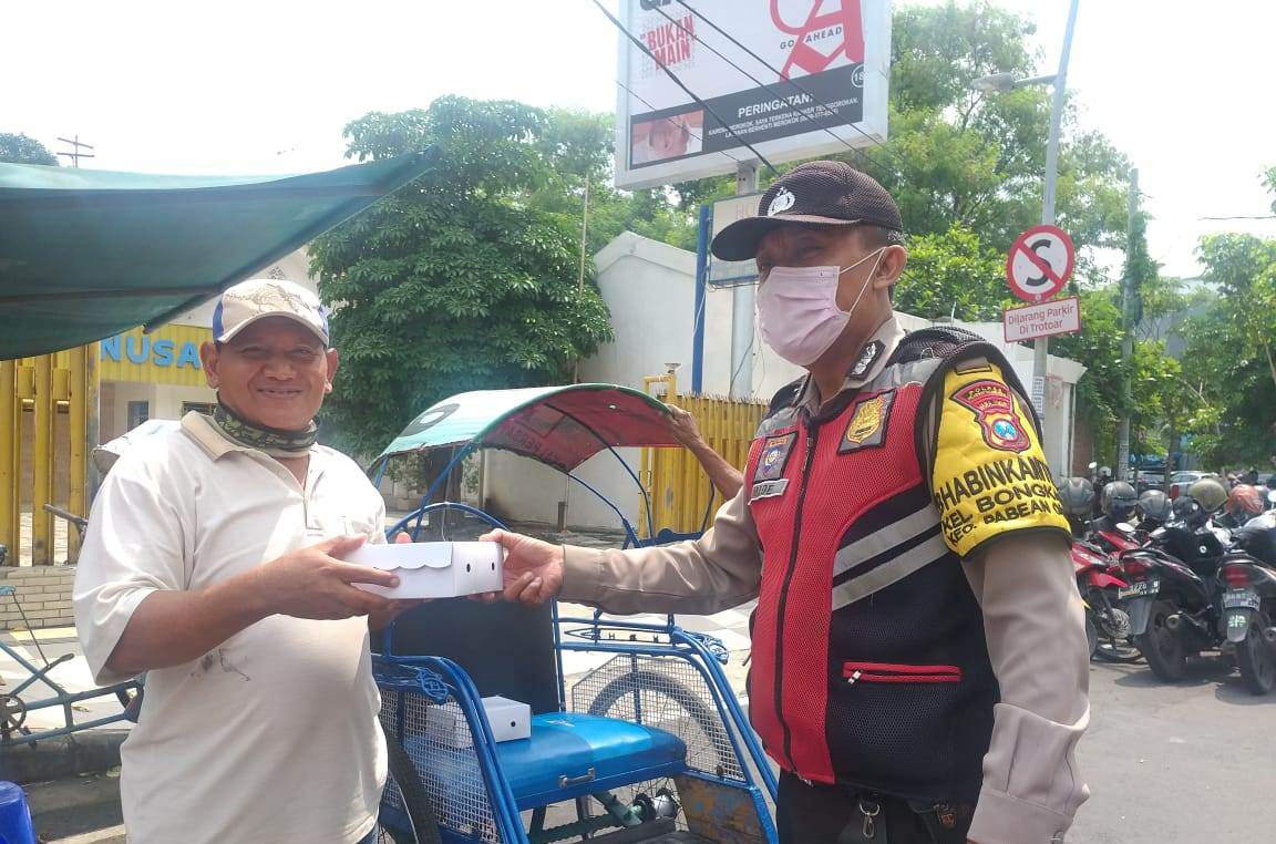 Berbagai Dengan Sesama, Kapolsek Pabean Cantikan Berikan Nasi Kotak Ke Penarik Becak