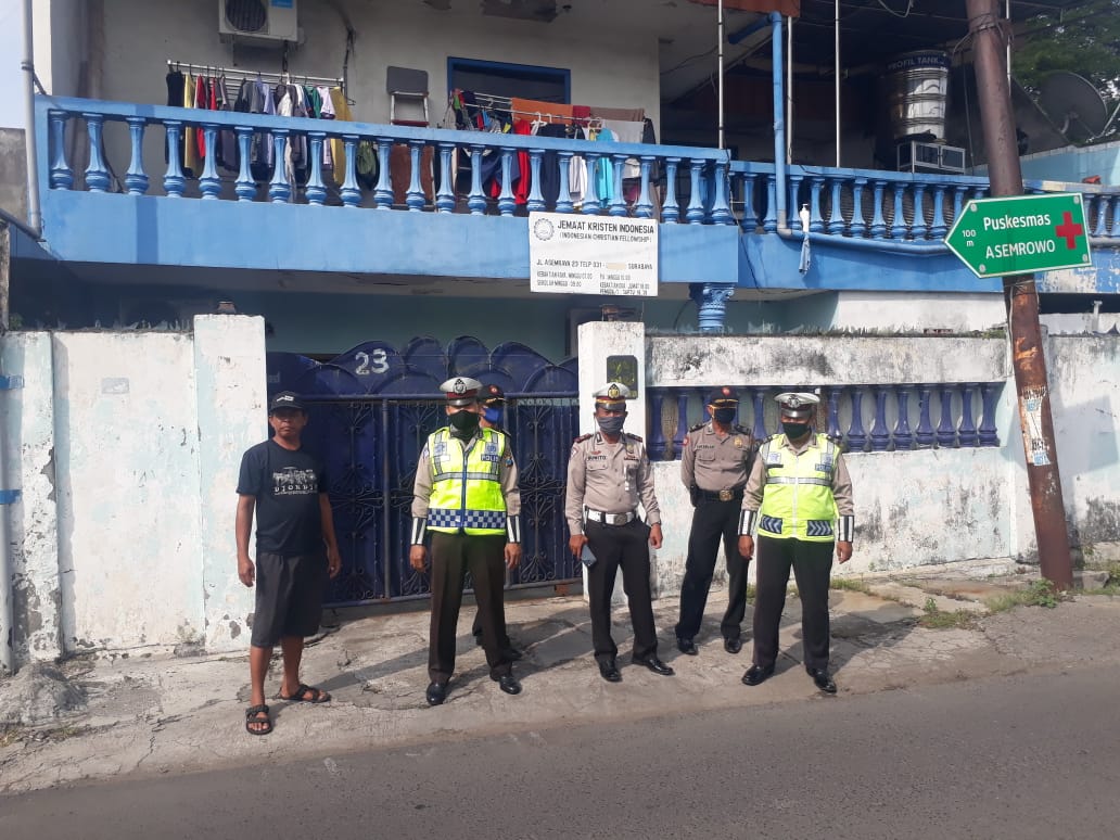 Polsek Asemrowo Gelar Patroli di Gereja, Cegah Penyebaran Virus Corona
