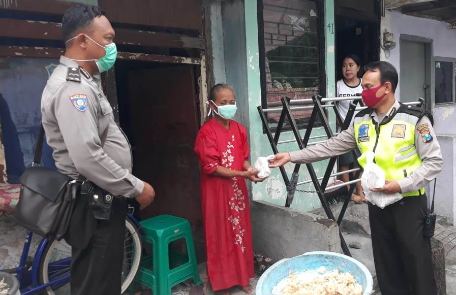 Polsek Krembangan Bagikan Nasi Bungkus Untuk Warga Pemukiman