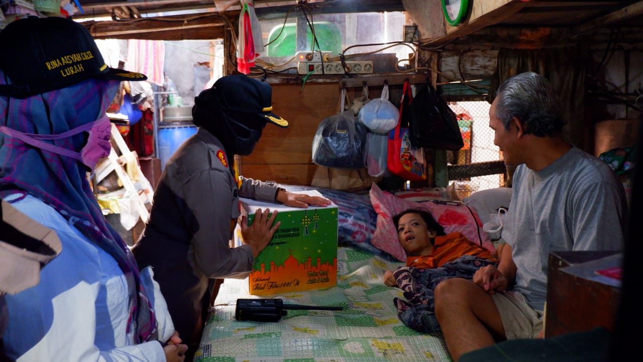 Lumpuh Menahun, Adik Nabila Dapat Sumbangan Dari Kapolres Tanjung Perak