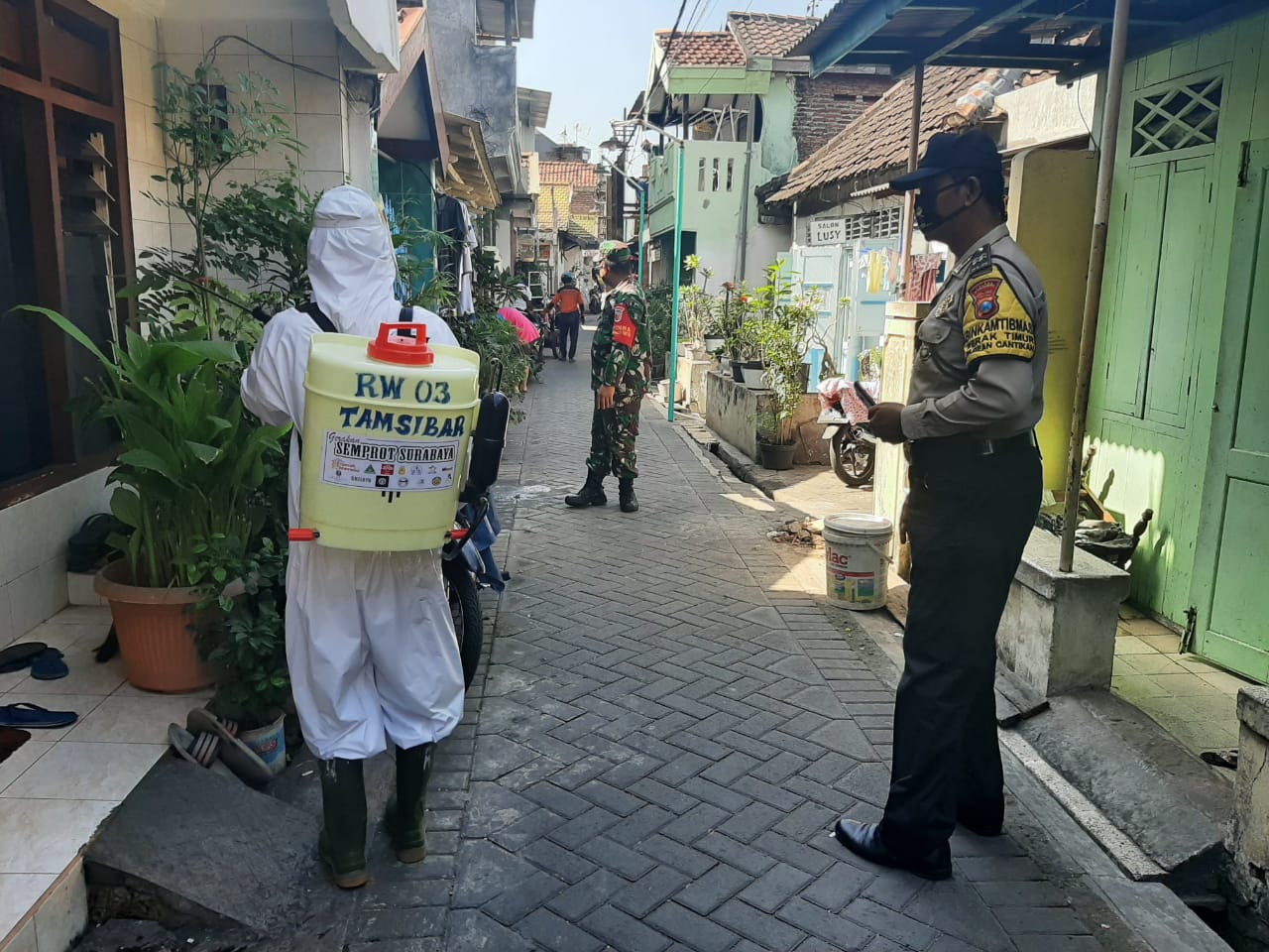 Babinkamtibmas Perak Timur Kawal Penyemprotan Disiinfektan di Pemukiman