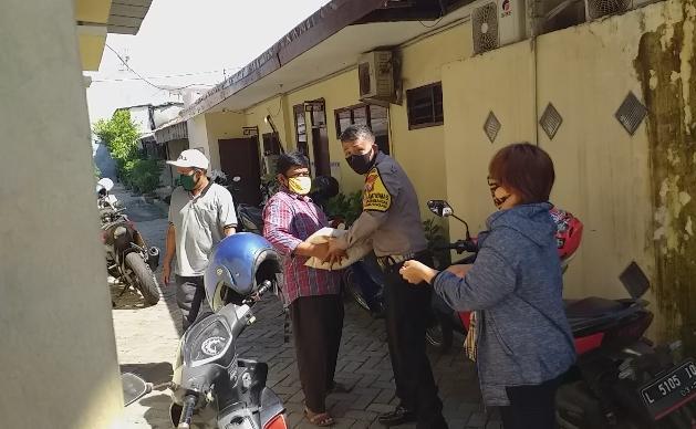 Babinkamtibmas Morokrembangan Amankan Pembagian Bantuan Sembako