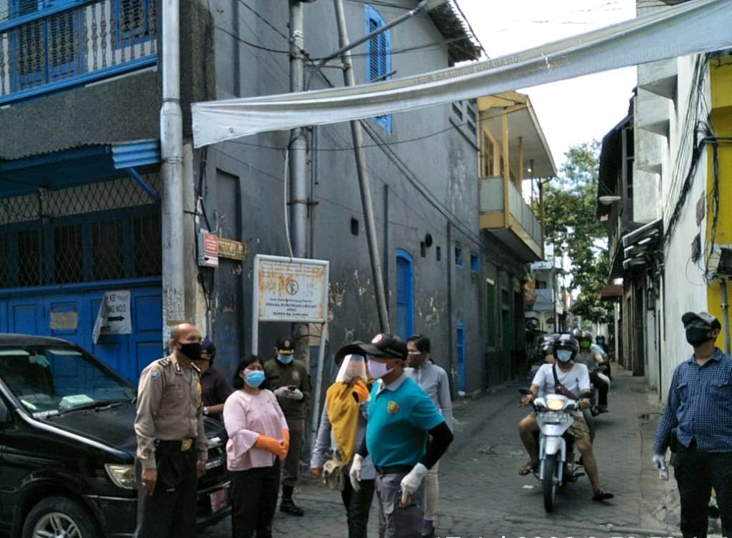 Babinkamtibmas Nyamplungan Kawal Kunjungan Pejabat Pemkot Surabaya di Pasar Ikan