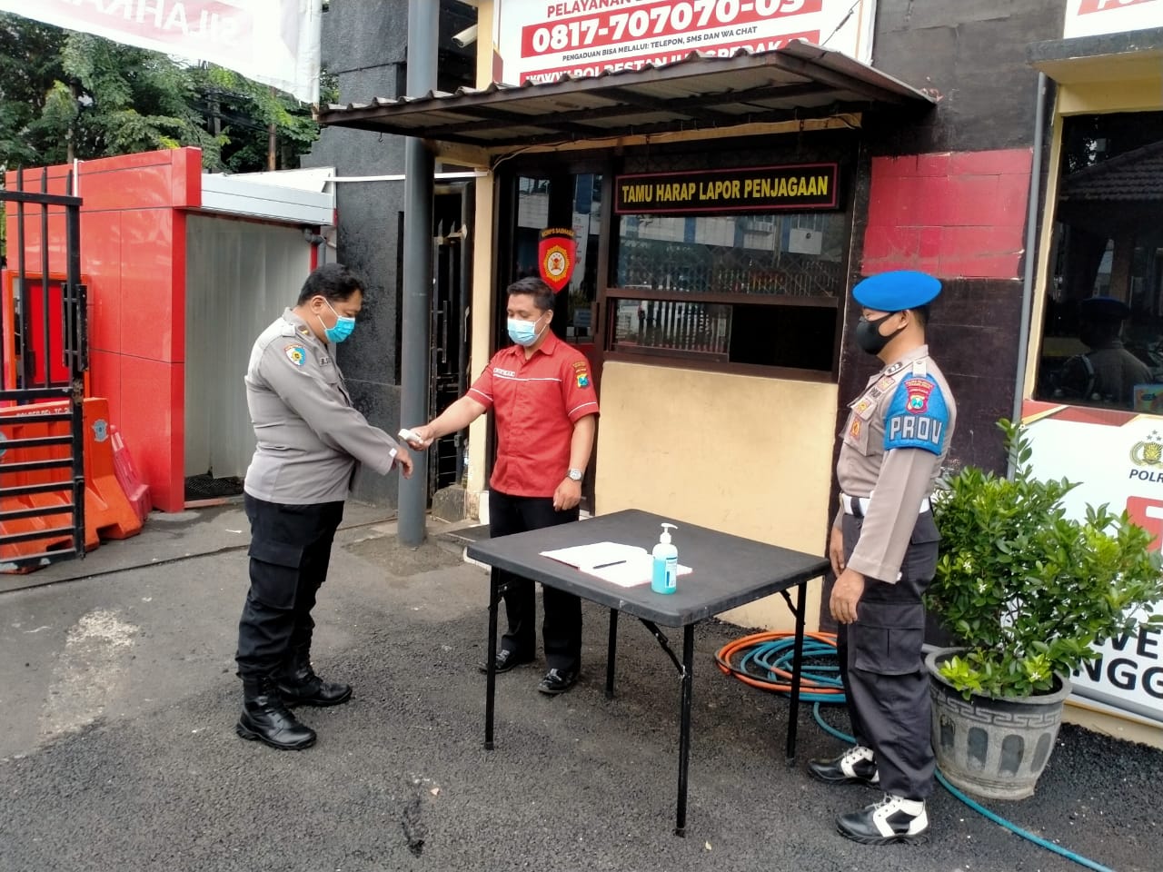 Urkes Bag Sumda Polres Tanjung Perak Laksanakan Kegitan Rutin Pengecekan Suhu Badan
