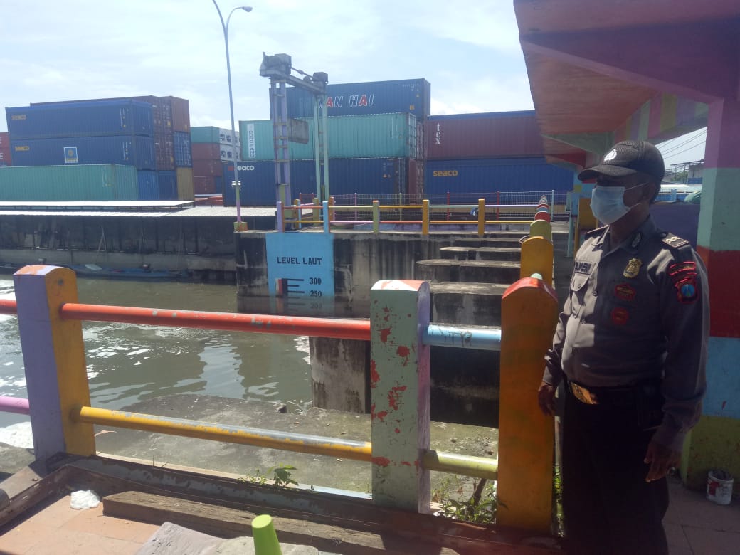 Personil Polsek Asemrowo Pantau Debit Air, Waspada Potensi Banjir di Rumah Pompa Balong 2