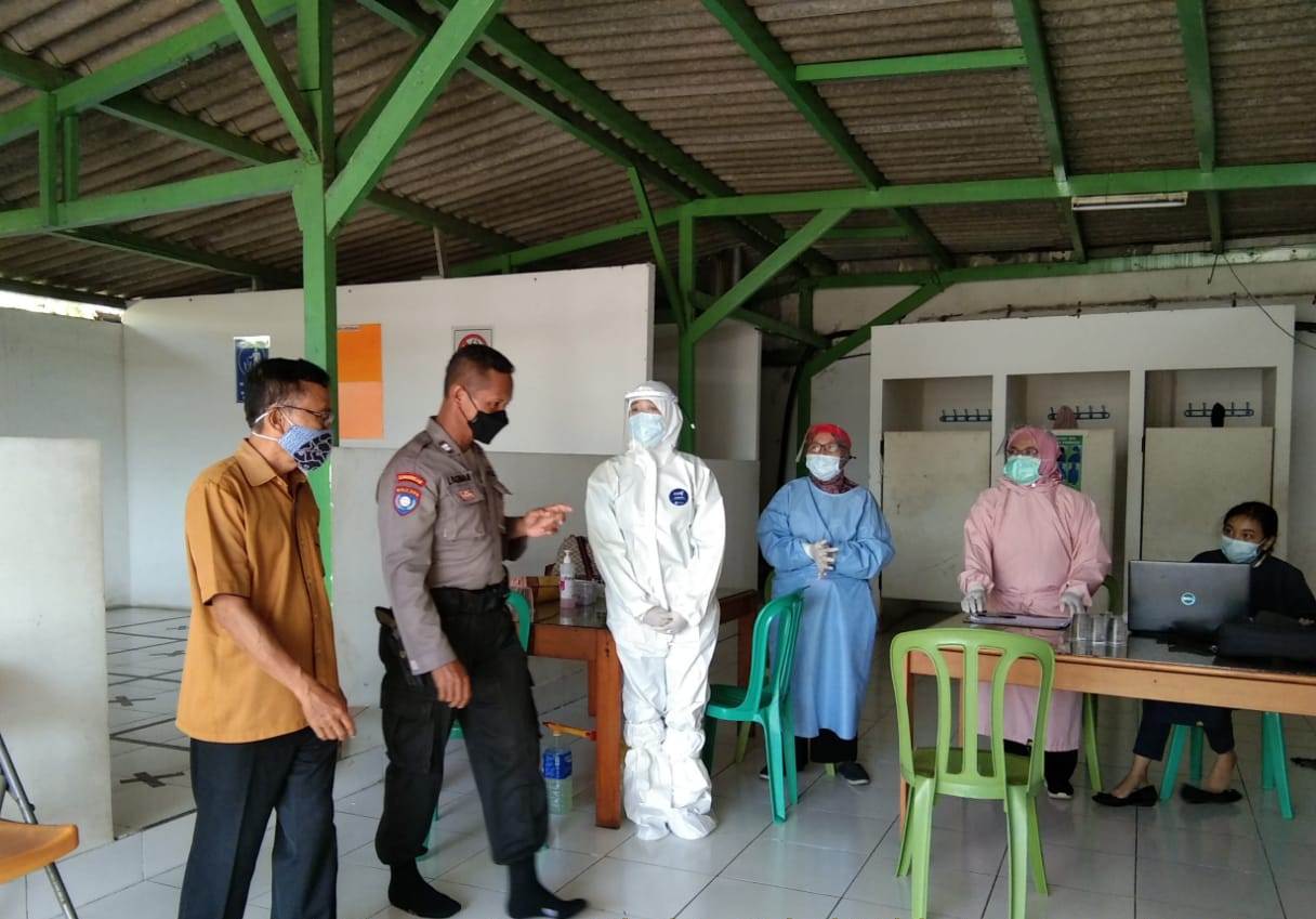 Babinkamtibmas Takal Kedinding Lakukan Pengamanan Swab Tes di Puskesmas