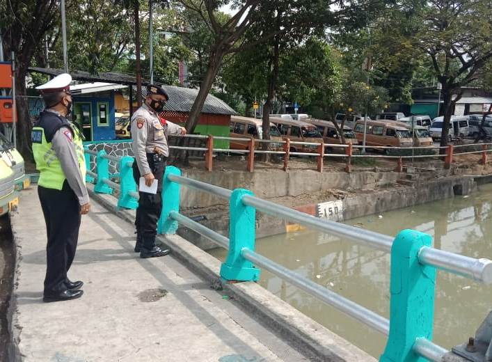 Personil Polsek Pabean Cantikan Pantau Debit Air, Antisipasi Potensi Banjir