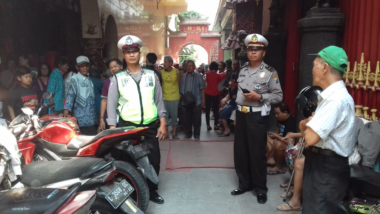 Kapolsek Pabean Cantikan Menghadiri Pembagian Sembako di Klenteng Tri Dharma