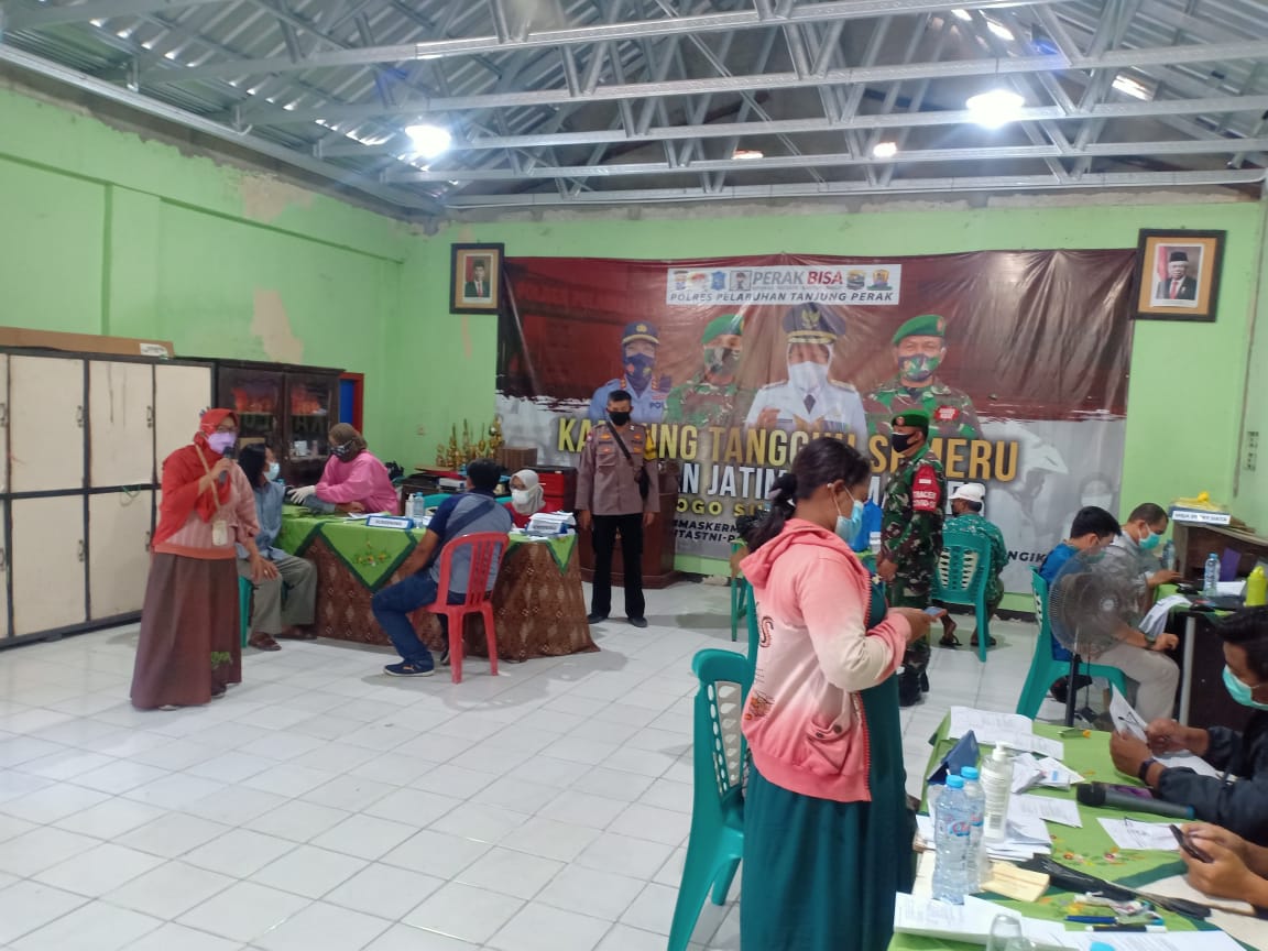 Polsek Semampir Laksanakan Pengamanan Vaksinasi di Balai RW 04 Sidotopo