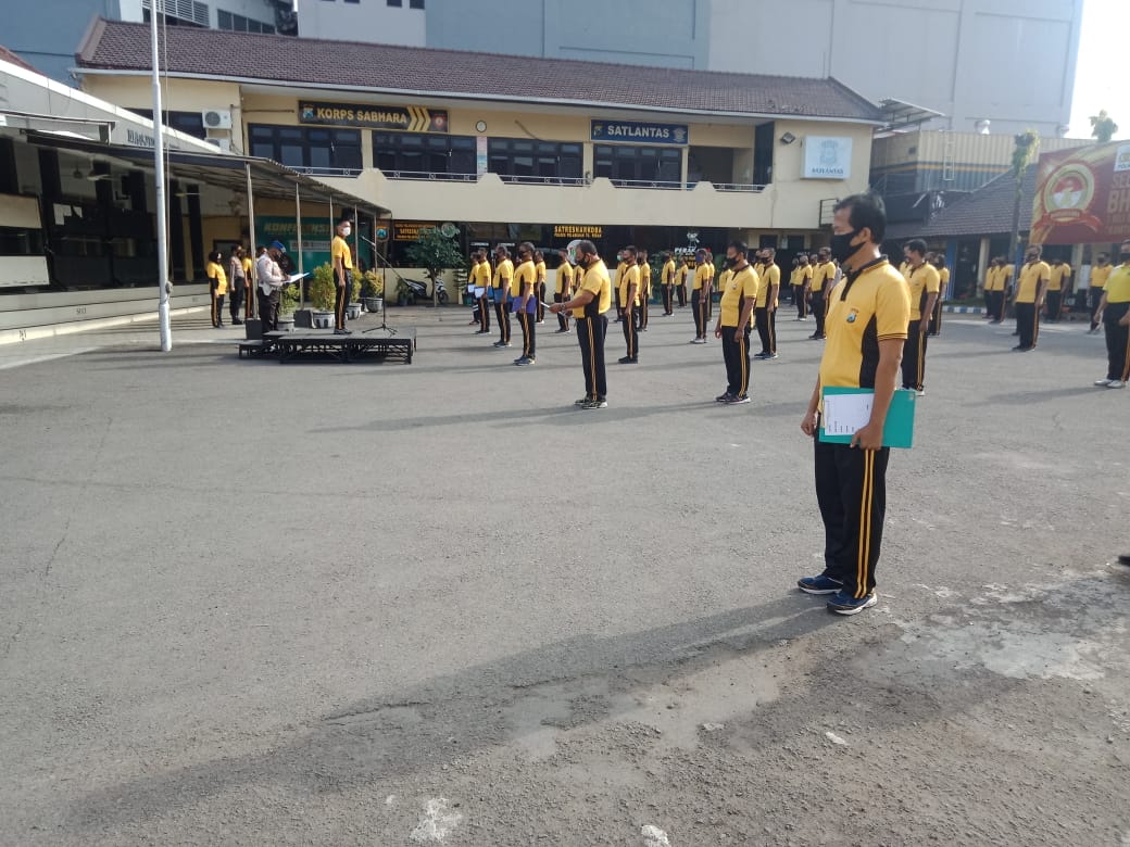 Wakapolres Tanjung Perak Pimpin Olahraga Bersama di Lapangan Apel
