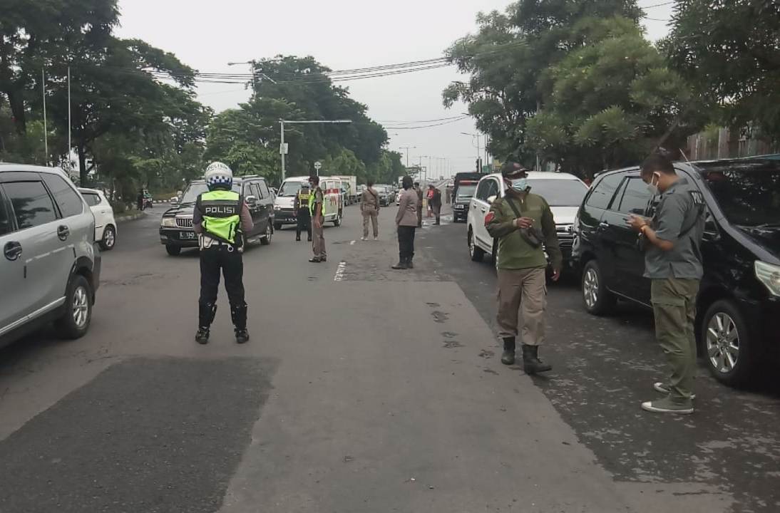Kapolsek Asemrowo Pimpin Operasi Penertiban Masker di Jalan Dupak Rukun, 18 Orang Terjaring