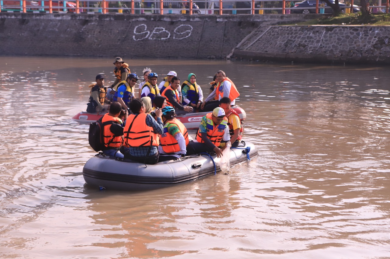 Satsabhara Polres Tanjung Perak Ikut Tebar Benih Ikan, Peringati HUT PT Teluk Lamong