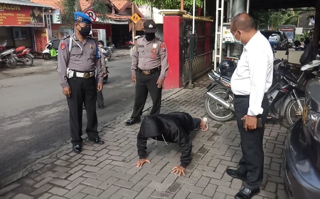 Polsek Asemrowo Gelar Operasi Penertiban Masker Bersama Satpol PP di Depan Kantor Kecamatan