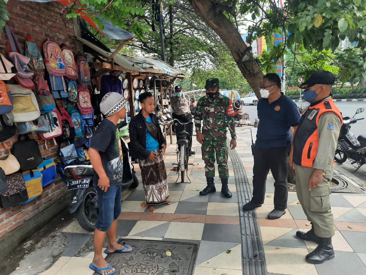 Polsek Pabean Cantikan Gelar Operasi Penertiban Masker Mobile Bareng Satpol PP