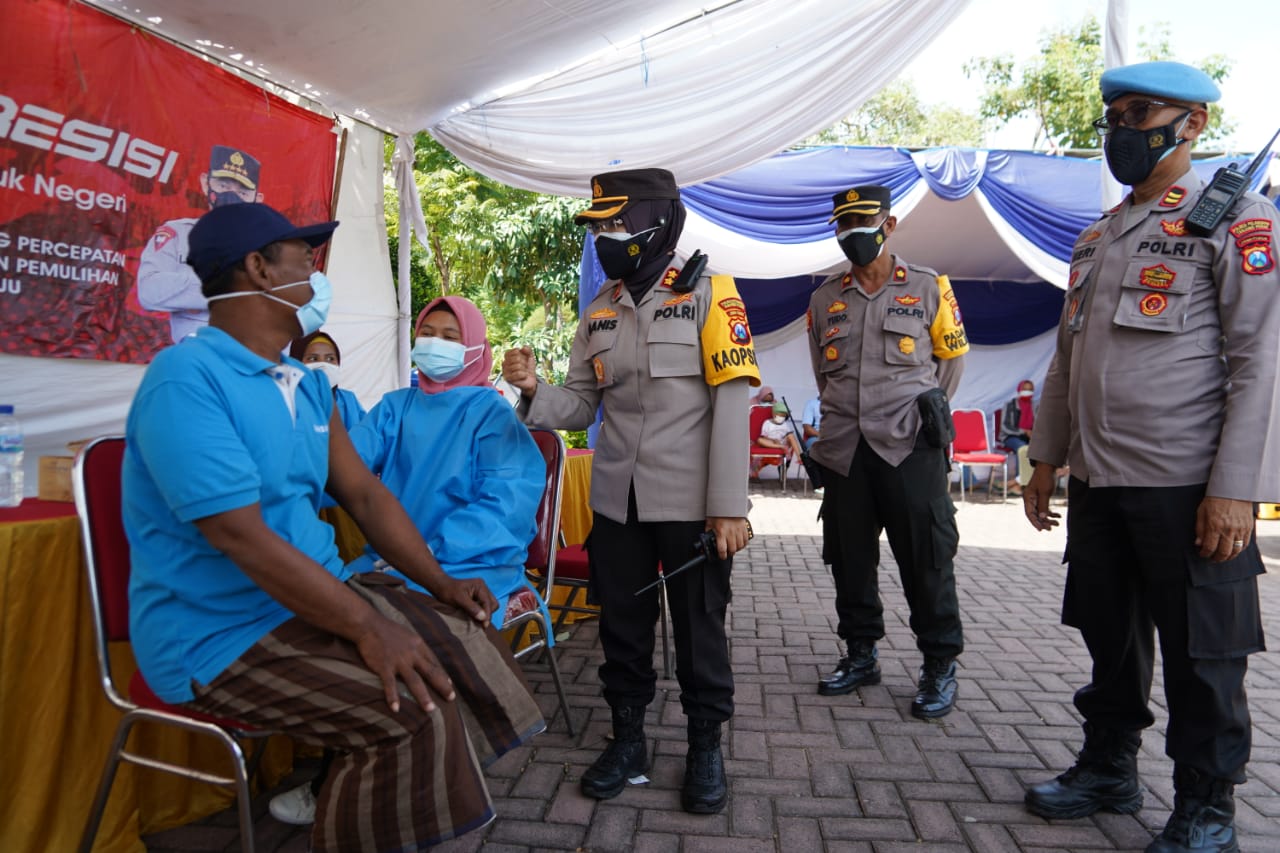 Kapolres Tanjung Perak Bersama Dandim Surabaya Timur Pantau Pelaksanaan Vaksinasi Untuk Bonek & Warga Nelayan Cumpat