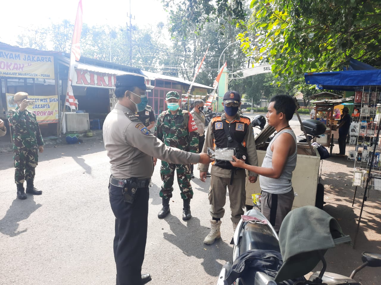 Polsek Pabean Cantikan Gelar Operasi Penertiban Masker di Jalan Teluk Betung Bareng Instansi Samping