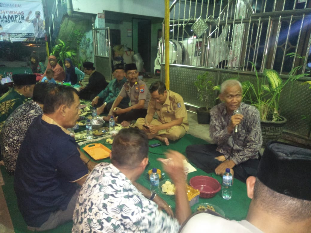 Polsek Semampir Gelar Cangkrukan Senin Militan Bersama Warga Tenggumung Wetan