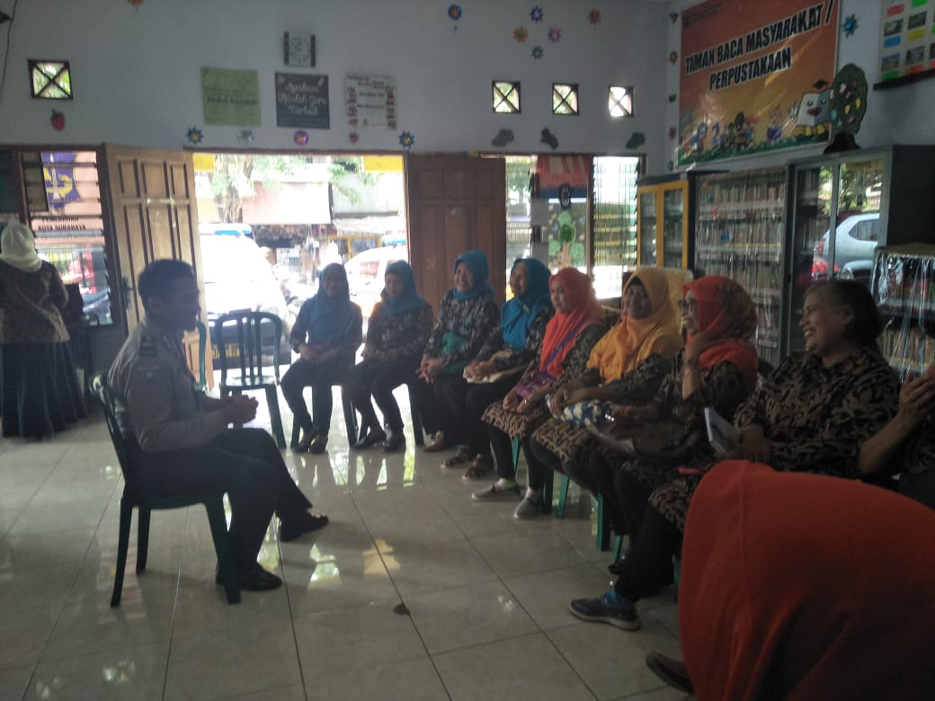 Kanit Binmas Polsek Asemrowo Sampaikan Pesan-pesan Positif ke Ibu-ibu PKK