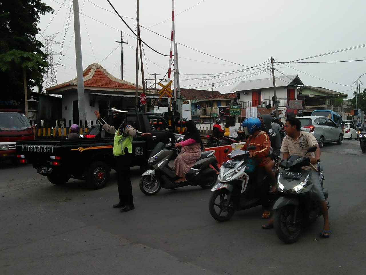 Unit Lantas Polsek Asemrowo Atur Lalu Lintas Pagi di Jalan Tambak Mayor