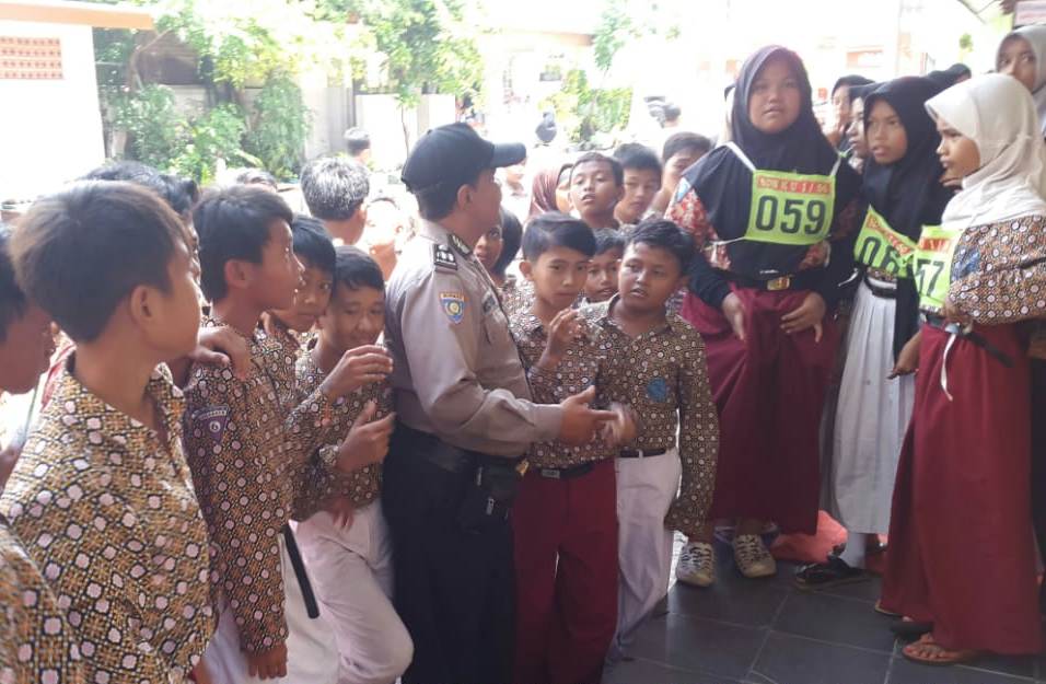 Babinkamtibmas Krembangan Utara Sampaikan Pesan Rajin Belajar di Program Rabu Narsis