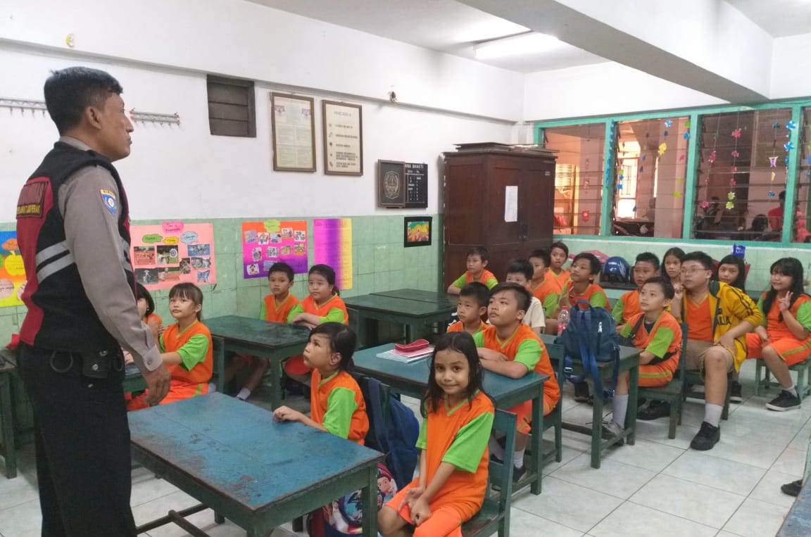 Babinkamtibmas Bongkaran Sampaikan Pesan Rajin Belajar ke Murid SD Sasana Bhakti