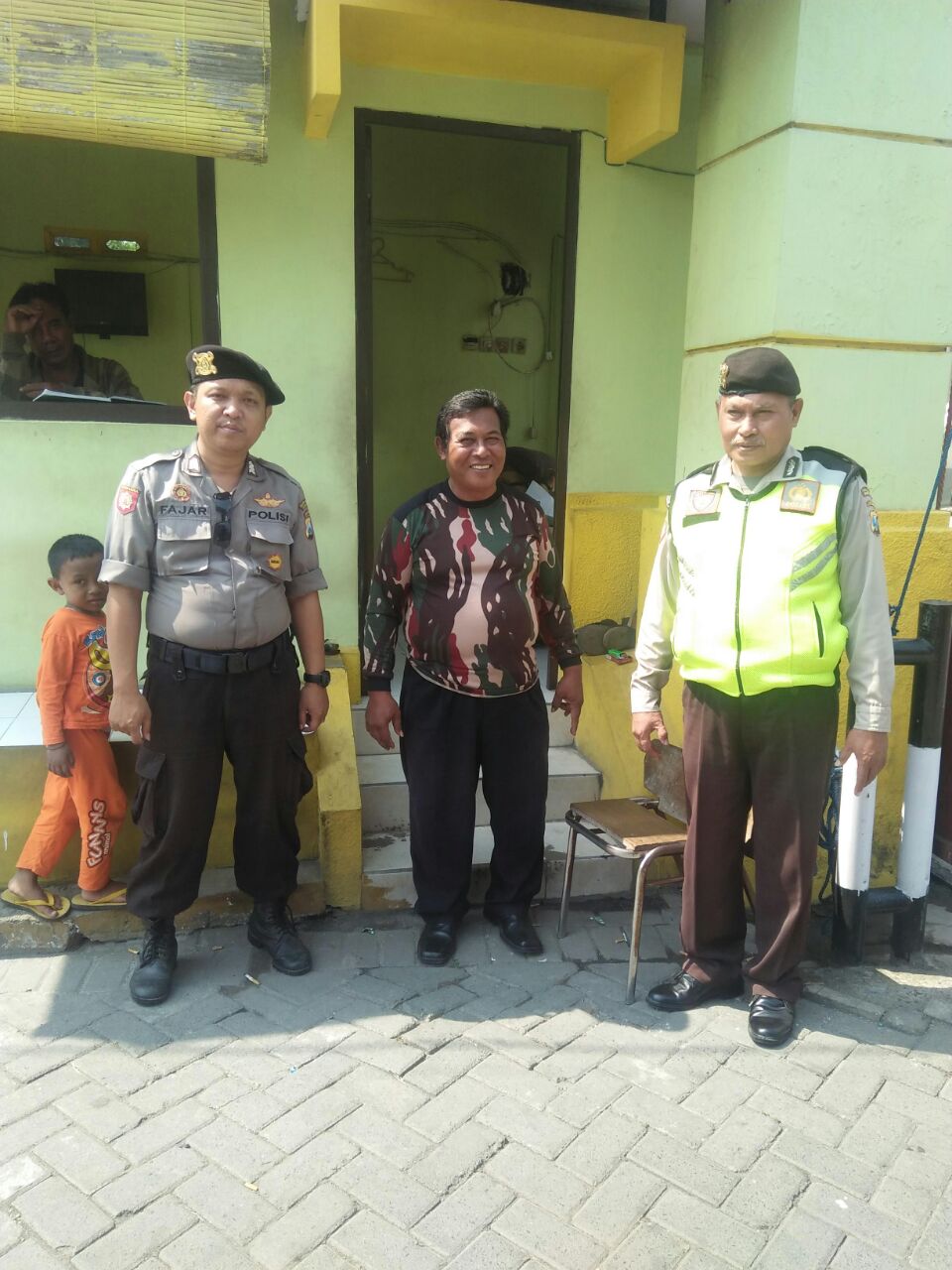 Polsek Kenjeran Laksanakan Patroli Dialogis Dengan Sekuriti Perumahan