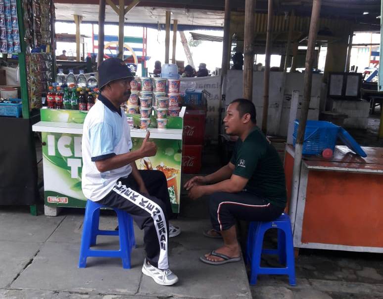 Babinkamtibmas Kenjeran Sampaikan Pesan Jaga Kerukunan ke Ketua Paguyuban PKL