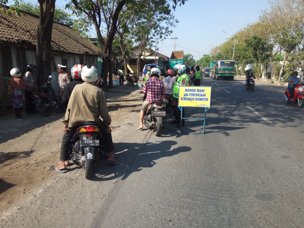 Polsek Asemrowo Razia Kendaraan Bermotor, Dapat Hasil 14 Pelanggar