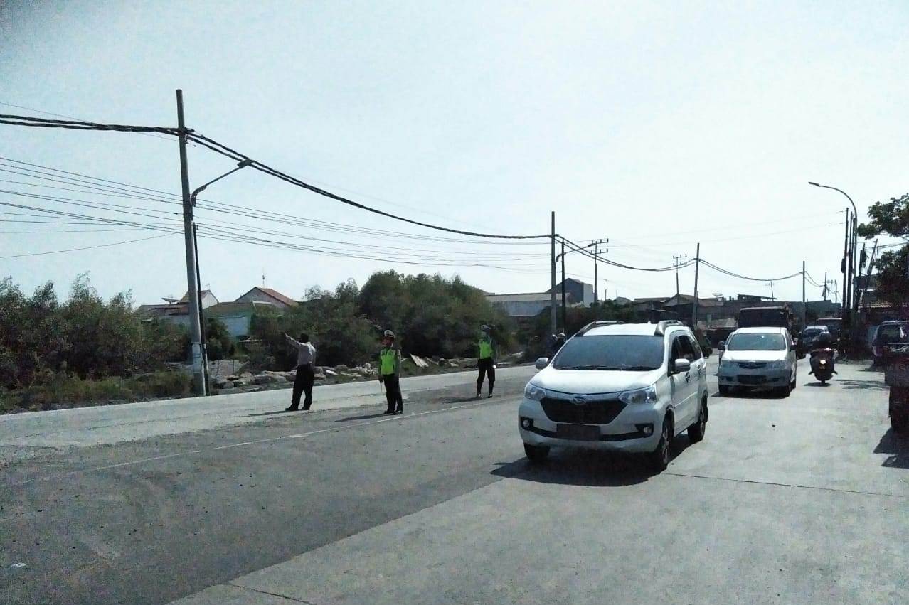 Panit Binmas Polsek Asemrowo Pimpin Pengamanan Jalur Bonek di Jembatan Branjangan