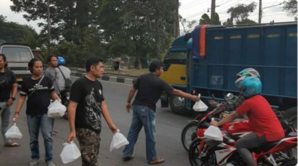 Unit Resmob Polres Tanjung Perak Bagi-bagi Takjil Gratis