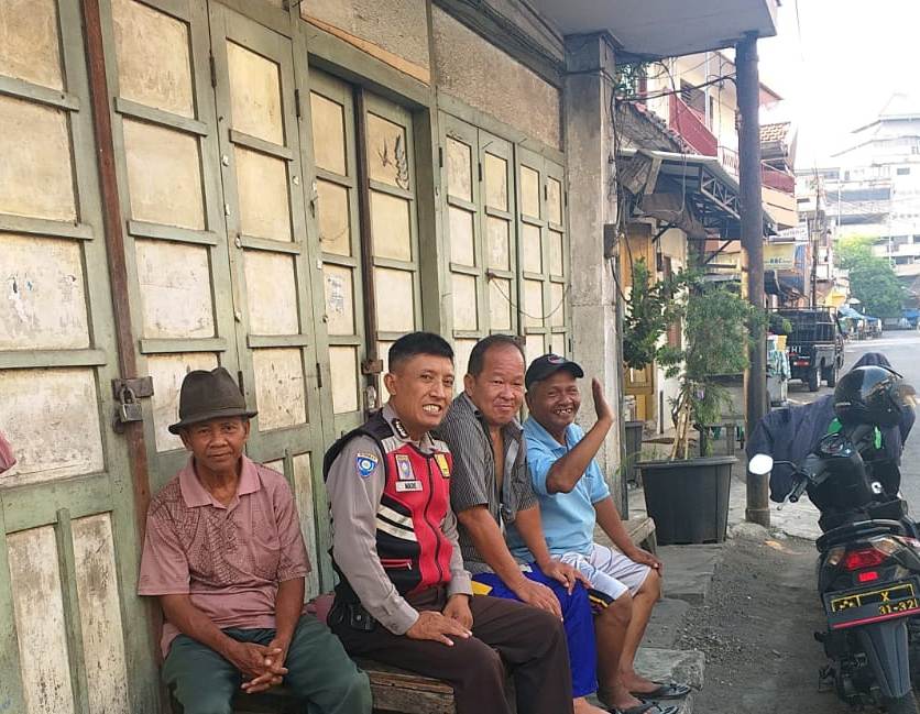 Babinkamtibmas Bongkaran Sosialisasi SPKT Door To Door Ke Warga Jalan Samudera