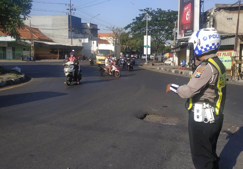 Satlantas Polres Tanjung Perak Lakukan Pengaturan Pagi Cegah Kemacetan