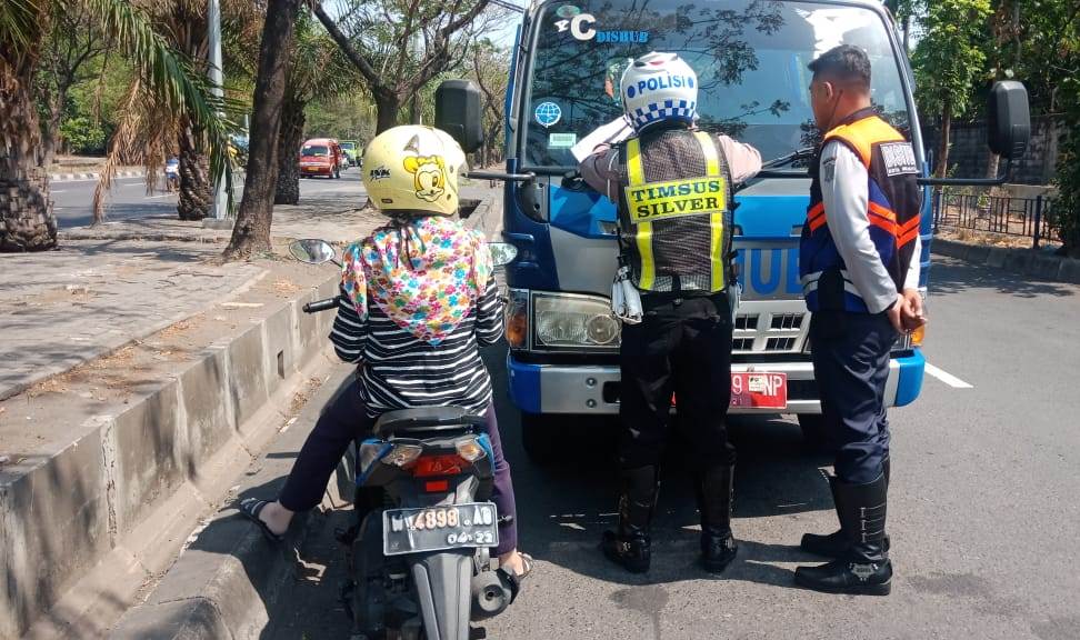 Satlantas Polres Tanjung Perak Bareng Dishub Lakukan Penindakan Pelanggar Kasat Mata
