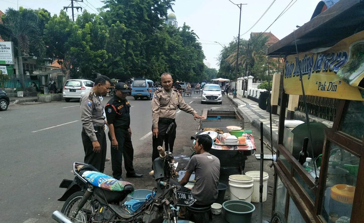 Babinkamtibmas Nyamplungan Sambang PKL, Titip Pesan Jaga Ketertiban & Kebersihan