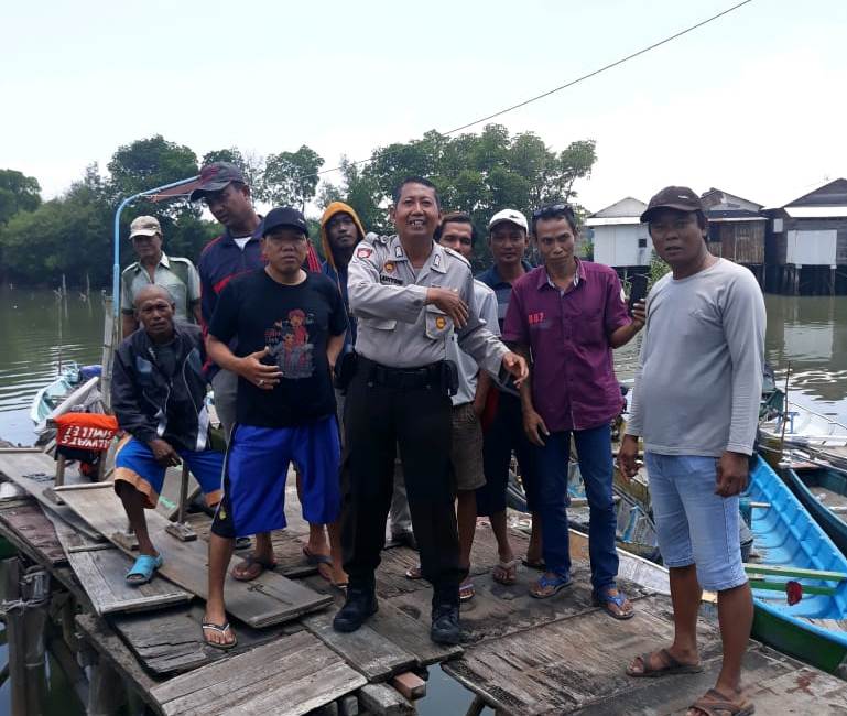 Sambang Komunitas Nelayan, Anggota Satbinmas Polres Tanjung Perak Sampaikan Jaga Kerukunan