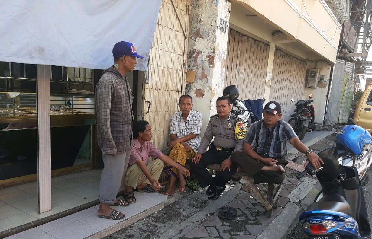 Babinkamtibmas Krembangan Utara Sampaikan Pesan Waspada Curanmor Ke Petugas Parkir