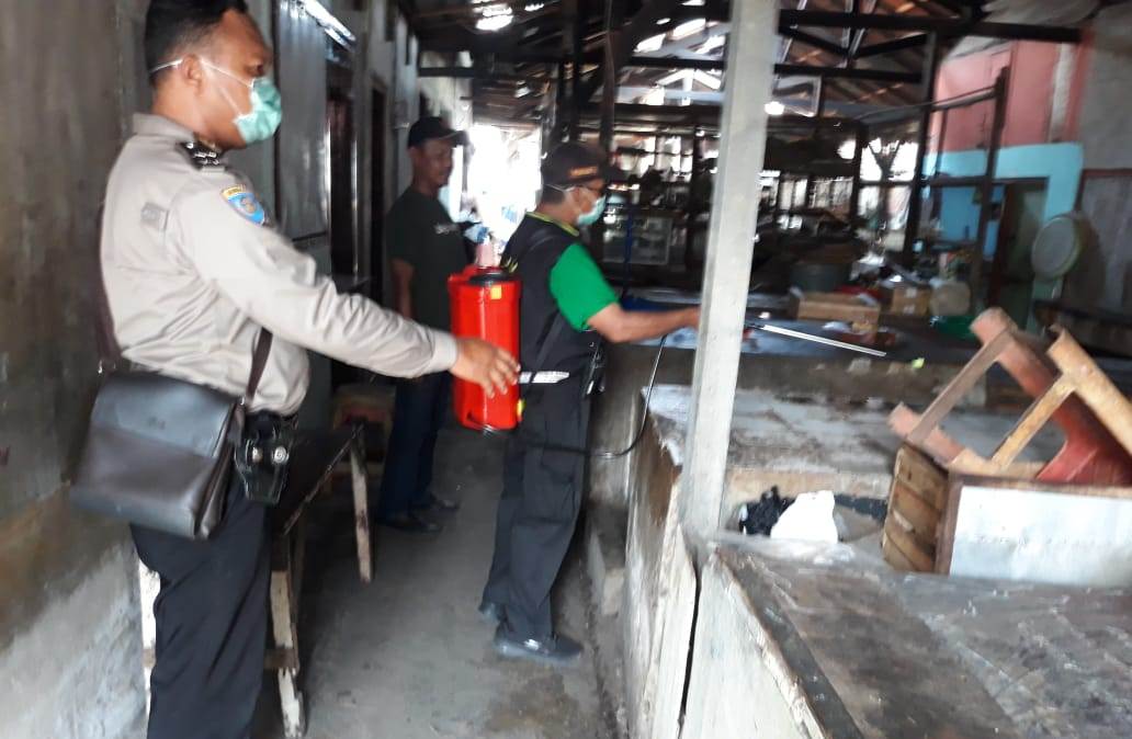 Babinkamtibmas Perak Barat Dampingi Satpol PP Lakukan Penyemprotan Antiseptic