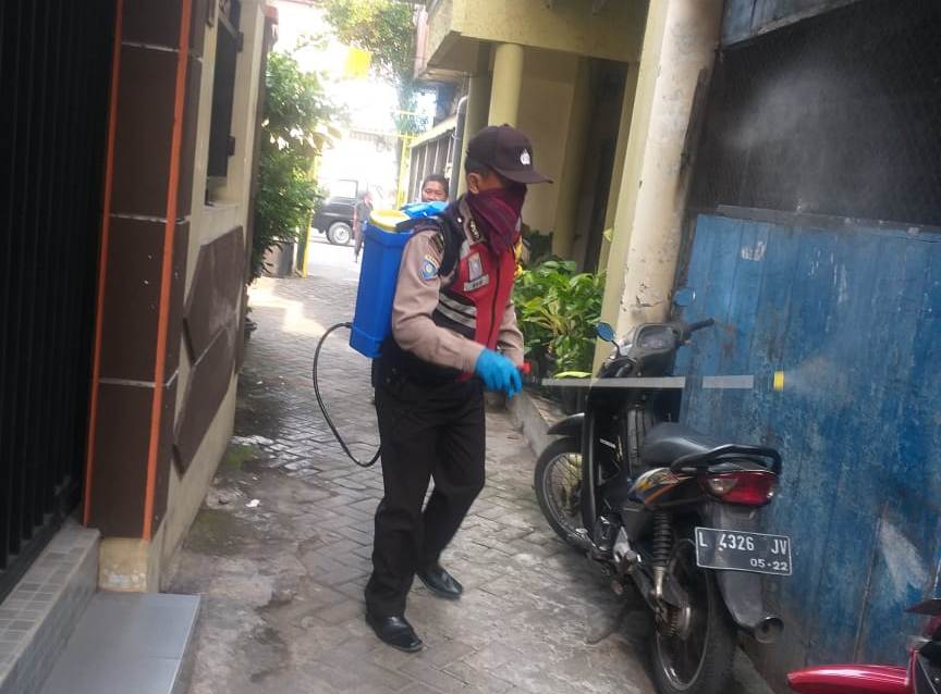 Babinkamtibmas Bongkaran Lakukan Penyemprotan Disinfektan di Pemukiman