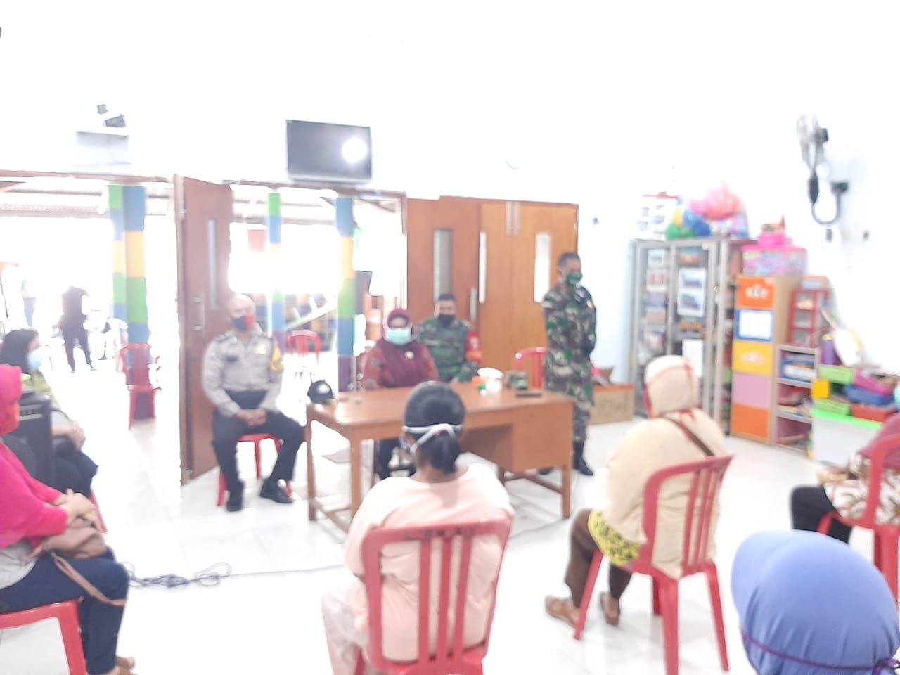 Babinkamtibmas Wonokusumo Dampingi Camat Semampir Sosialisasikan Pencegahan Covid-19