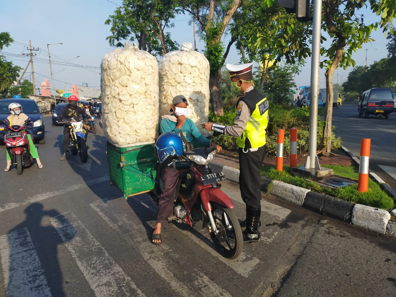 Unit Lantas Polsek Asemrowo Lakukan Pengaturan Pagi, Diikuti Pembagian Masker