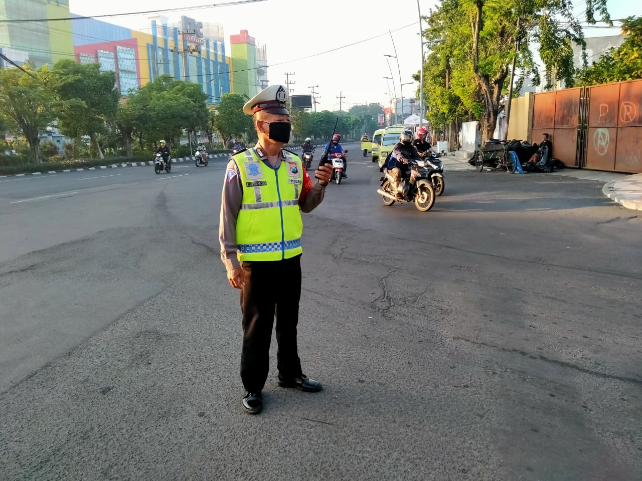 Unit Lantas Polsek Pabean Cantikan Lakukan Pengaturan Pagi, Bantu Keberangkatan Pekerja