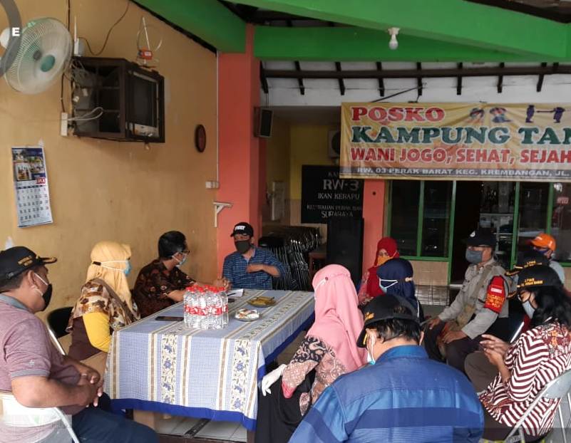Babinkamtibmas Perak Barat Dampingi Petugas Dinas Kesehatan Beri Penyuluhan Covid-19