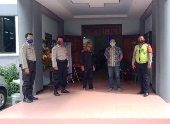 Personil Polsek Krembangan Amankan Kebaktian Minggu Pagi