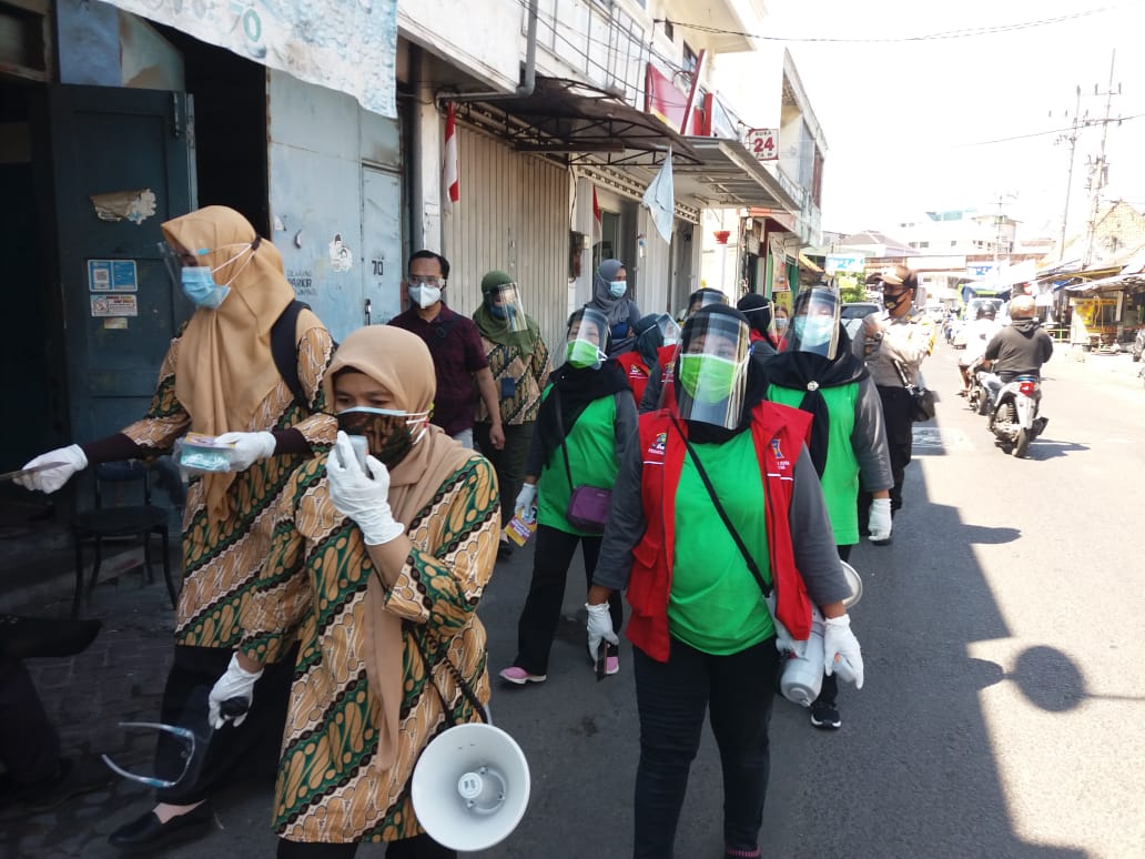 Kapolsek Pabean Cantikan Kawal Pembagian Masker Ibu-Ibu PKK