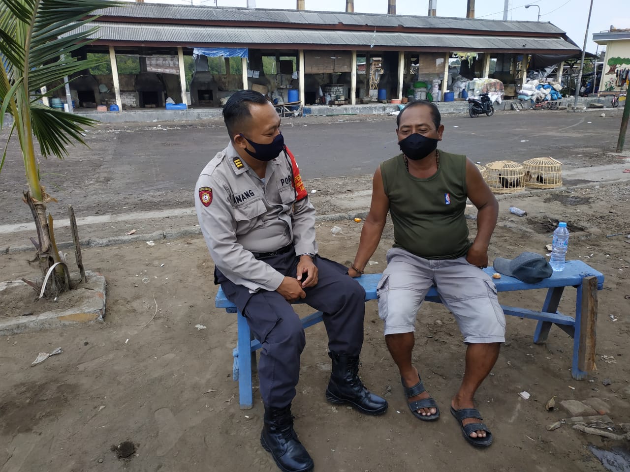 Kanit Sabhara Polsek Krembangan Sambang Tomas Kampung Nelayan, Sampaikan Pesan Jaga Kerukunan